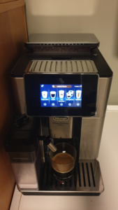 Volautomatische machine voor koffies en thee